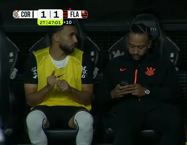 开云体育官网-玩手机最高禁6场！巴媒：德佩替补席玩手机若是定罪，预计停1-6场